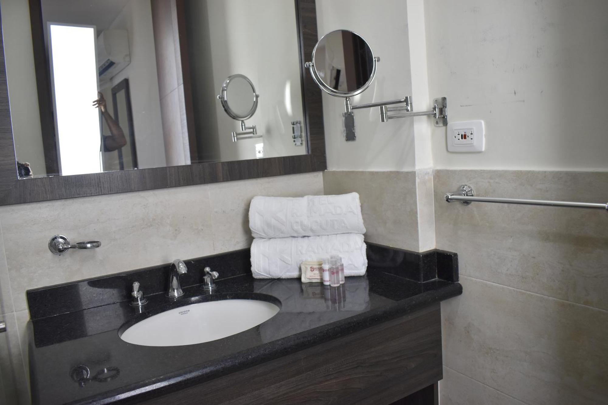 Hotel Hr Amada Cúcuta Exteriör bild